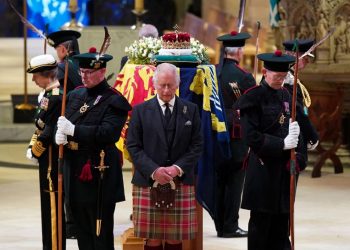 Los británicos comienzan a despedirse del féretro de la reina Isabel II en Edimburgo