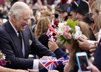 Carlos III llega a Irlanda del Norte en su primera visita como rey