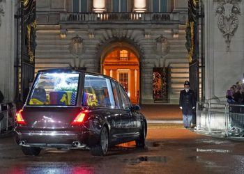 El féretro de la reina Isabel II llega a Londres para el último adiós