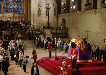 Un adiós familiar para Isabel II tras días de homenaje popular multitudinario