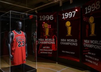 Una camiseta de Michael Jordan es subastada por cifra récord de más de $10 millones