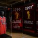 Una camiseta de Michael Jordan es subastada por cifra récord de más de $10 millones