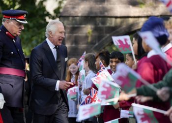 Carlos III visita Gales antes de velar el féretro de Isabel II