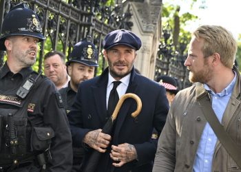 ¡Como un mortal! David Beckham hace doce horas de fila para despedirse de la difunta Isabel II