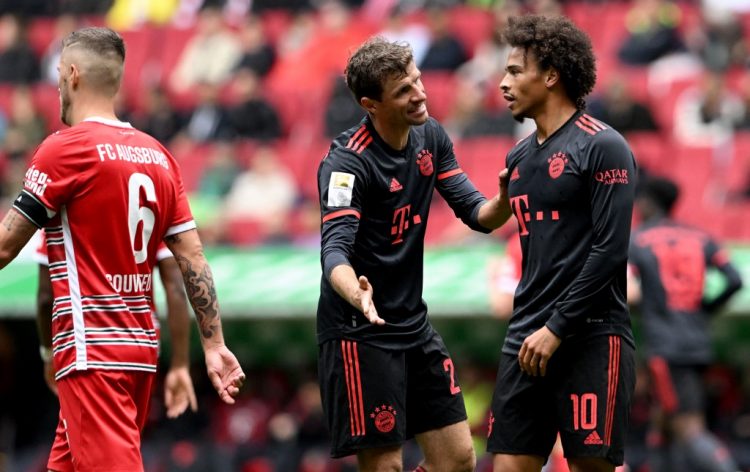 El delantero alemán del Bayern Munich, Thomas Mueller (C), habla con el mediocampista alemán del Bayern Munich, Leroy Sane (R), durante el partido de la Bundesliga de fútbol de primera división alemana entre el FC Augsburg y el FC Bayern. (Photo by CHRISTOF STACHE / AFP) / DFL REGULATIONS PROHIBIT ANY USE OF PHOTOGRAPHS AS IMAGE SEQUENCES AND/OR QUASI-VIDEO