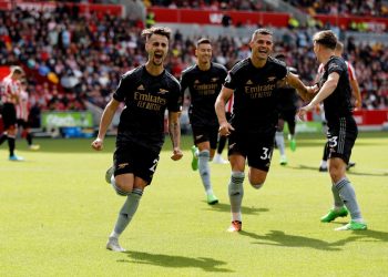 El Arsenal gana 3-0 al Brentford y recupera el liderato