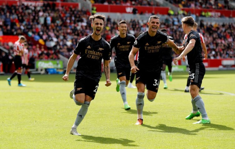 El mediocampista portugués del Arsenal Fabio Vieira (L) celebra marcar el tercer gol del equipo durante el partido de fútbol de la Premier League inglesa entre Brentford y Arsenal en el Gtech Community Stadium en Londres. (Photo by Ian Kington / AFP) /