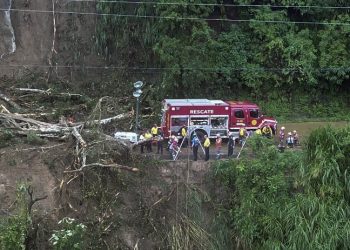 Al menos nueve muertos tras caída de autobús a precipicio en Costa Rica