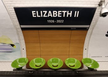 El metro de París rinde homenaje a Isabel II durante su funeral