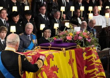 El féretro de Isabel II ya se encuentra junto a sus familiares en la bóveda real de Windsor