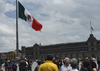 Potente sismo sacude a México en aniversario de dos devastadores terremotos y deja a un fallecido