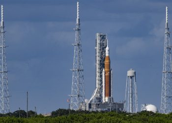 Debido a huracán Ian, NASA resguarda cohete que iba a ser lanzado a la luna
