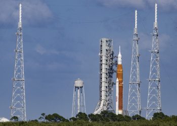 NASA suspende lanzamiento de nave a la Luna programado para el martes debido a tormenta