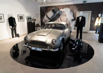 Coche de James Bond recauda casi 3 millones de libras en subasta