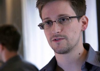 Putin otorga la nacionalidad rusa a Edward Snowden