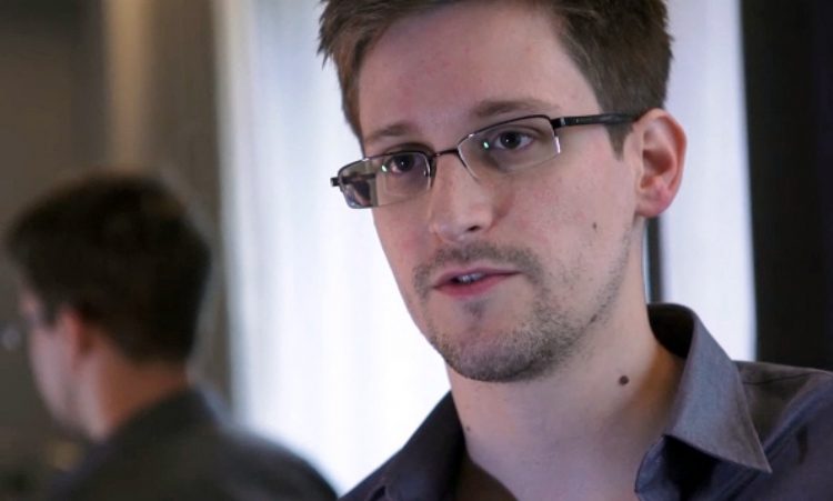El denunciante estadounidense Edward Snowden habla durante una entrevista con el periódico The Guardian en un lugar no revelado en Hong Kong. Foto archivo AFP.