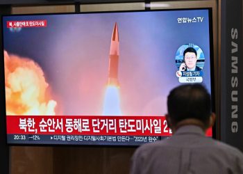 Corea del Norte lanza dos misiles balísticos antes de visita de vicepresidenta de EE. UU.