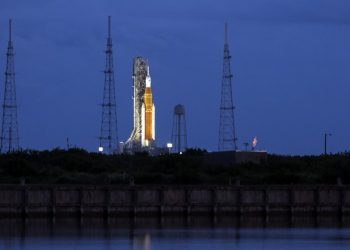 LA NASA aplaza despegue de cohete lunar por pérdida de combustible