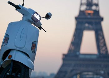 Paris impone tasa de aparcamiento a motoristas