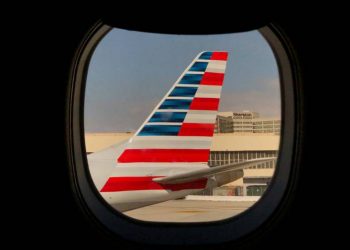 Cárcel y multa para pasajera que agredió a tripulante en vuelo de American
