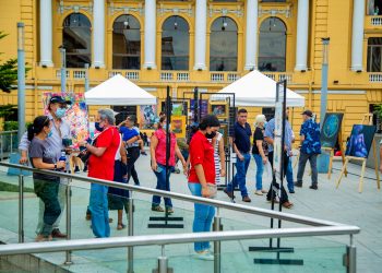 Así se vivió la llegada de los «Influencers» del siglo XX a la Plaza Morazán en el Centro Histórico de San Salvador