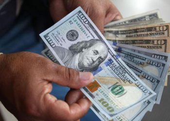 Salvadoreños recibieron $5,066 millones en remesas hasta agosto