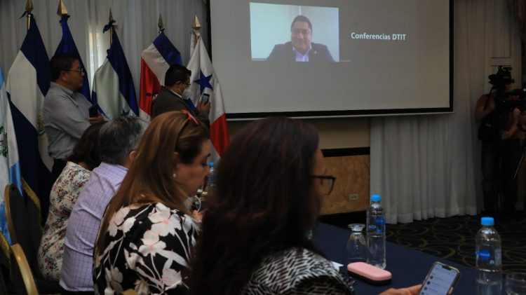 El foro busca consensuar soluciones regionales para impulsar al sector lechero./Foto DES: Sofía Mazariego.