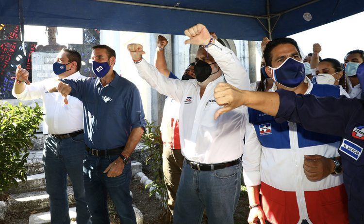 Huyeron de la justicia. Diferentes exfuncionarios y actuales servidores públicos de ARENA salieron del país tras conocerse casos de corrupción en lo que estuvieron implicados durante los 20 años de gobierno de su partido.