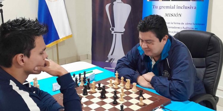 Jorge Girón (Izq.) y Carlos Burgos se disputan la final del Campeonato Nacional Superior. Fotos/INDES