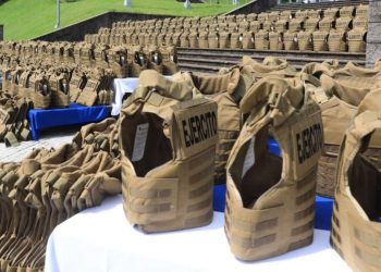 Militares son equipados para la guerra contra las pandillas
