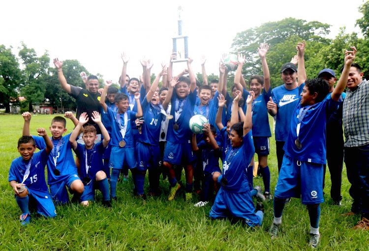 El equipo de Ciudad Barrios, de San Miguel, se coronó campeón departamental de la Copa Alevines 2022. Fotos/INDES