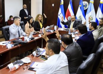 Comisión de Justicia y Derechos Humanos prohíbe indultos a corruptos y criminales de guerra