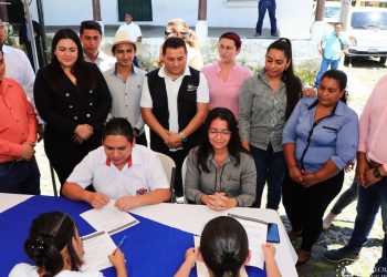 Madres solteras firman contratos laborales en Cuscatlán
