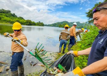 Continúan mega jornada de limpieza en el embalse Cerrón Grande, Chalatenango