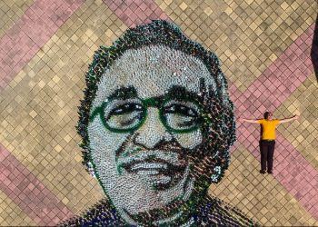 Este fue el singular homenaje a Gabriel García Márquez elaborado con vidrio reciclado