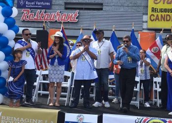 Salvadoreños abuchean a diputada Claudia Ortiz durante desfile en Los Ángeles y apoyan reelección de presidente Bukele