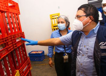 Defensoría del Consumidor verifica precios en empresa distribuidora de huevos