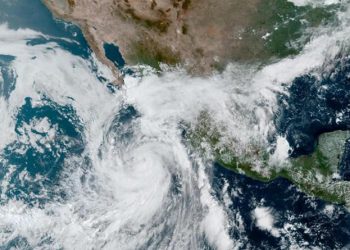 Huracán Kay toca tierra en la costa noroeste de México