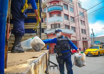 Retiran obstáculos de aceras y calles en área hospitalaria de San Salvador