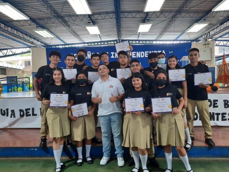 La organización ha graduado tres promociones de estudiantes de centros escolares con un diplomado especializado en bitcóin.