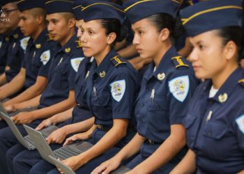Autoridades entregan mil computadoras a estudiantes de la Academia Nacional de Seguridad Pública