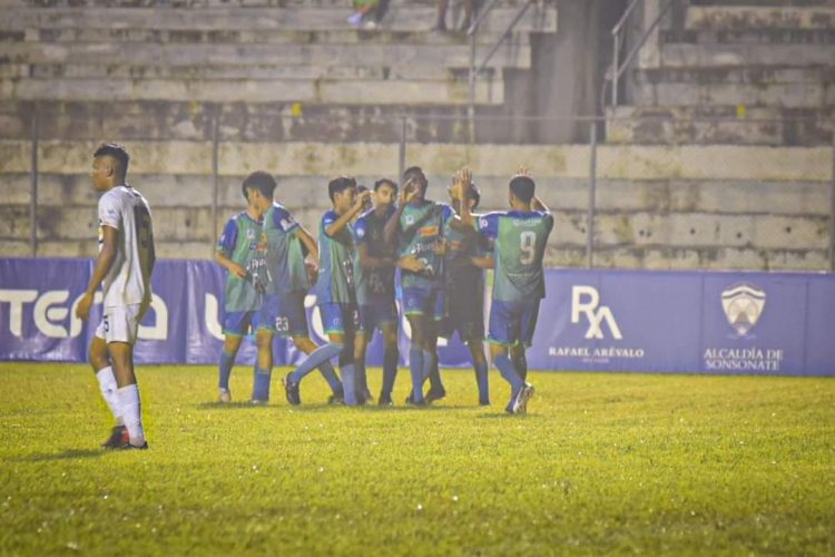 Festejo del Sonsonate, tras la anotación de Daley Mena. Foto CD Sonsonate