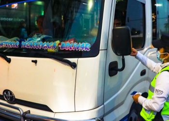 Autoridades del Viceministerio de Transporte realizan control vehicular en plaza Salvador del Mundo