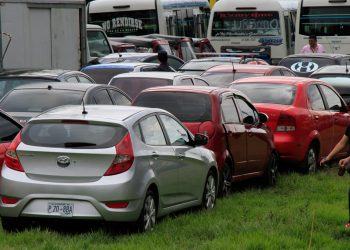 Incautan 25 vehículos de transporte privado adquiridos con dinero de extorsiones y usados para financiar pandillas