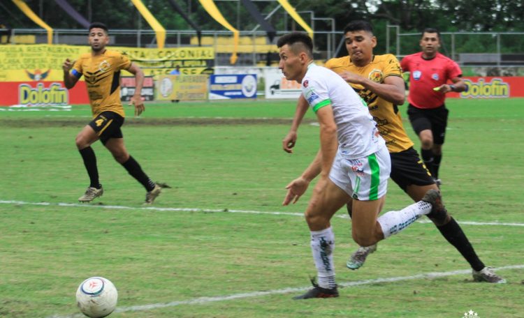Juego entre Platense y Dragón en el estadio Antonio Toledo Valle. Foto Dragón