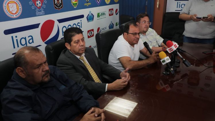 Las dirigencias del fútbol aún no acuerdan sin congelar el descenso y ascenso. Foto: Mauricio Castro.