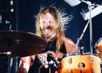 Foo Fighters rinde homenaje Taylor Hawkins y su hijo de 16 años toma su lugar en la batería