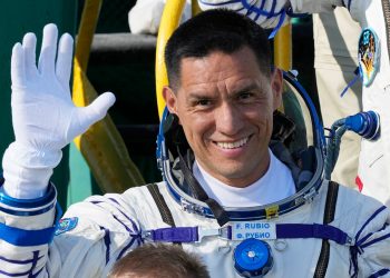 Astronauta de origen salvadoreño llega con éxito al espacio