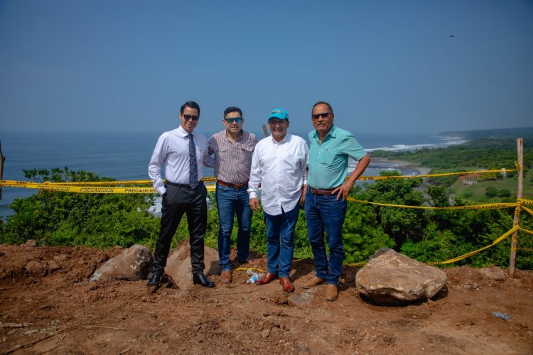 Como parte del apoyo gubernamental, el presidente de Proesa, Salvador Gómez Góchez, realizó una visita a la zona donde los inversionistas desarrollan los proyectos. Foto / Diario El Salvador.