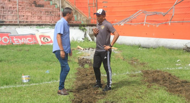 Los técnico de San Salvador, Rubén Da Silva y Santos Rivera de San Miguel platican luego de que se suspendiera el partido. Foto: David Martínez.